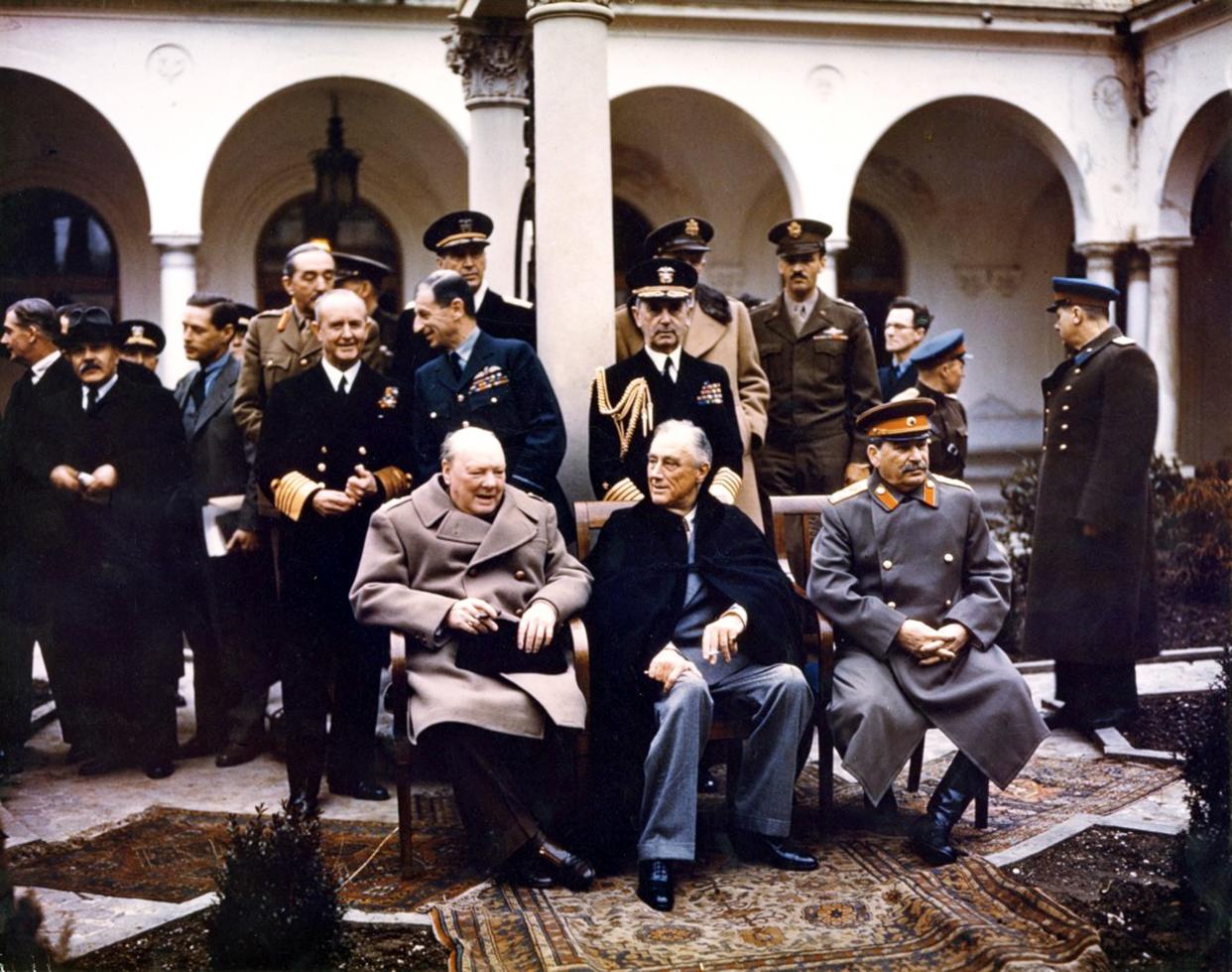 AMLO es constantemente criticado por una 'experta en comunicación' que cometió una pifia al evaluar esta foto de Winston Churchill, Franklin D. Roosevelt y Joseph Stalin. (Pictures from History/Universal Images Group via Getty Images)