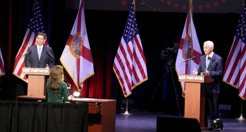 El gobernador de Florida, Ron DeSantis, se enfrenta a Charlie Crist en un debate para la gobernación estatal en el Teatro Sunrise de Fort Pierce, Florida, el lunes 24 de octubre de 2022.