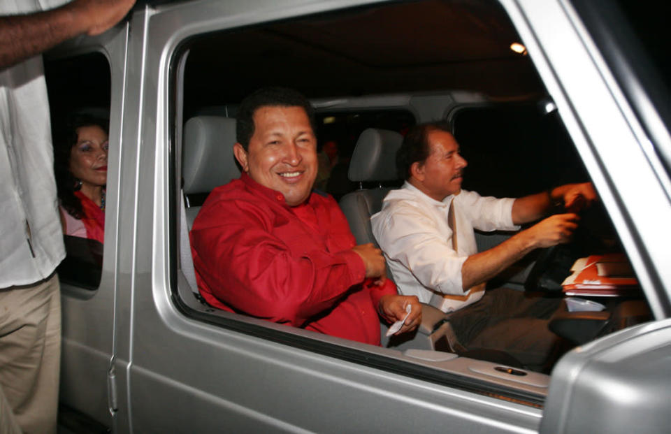 El presidente venezolano Hugo Chávez, izquierda, y el presidente de Nicaragua Daniel Ortega, al volante, durate una visita a la ciudad nicaraguense de León, 90 km. al noreste de Managua, Nicaragua, el domingo 11 de marzo de 2007. Mientras el presidente estadounidense George W. Bush hacía un recorrido por algunas naciones latinoamericanas aliadas para consolidar las relaciones y destacar la ayuda de EEUU a la región, Chavez en un aparente intento por arruinarle la visita hacía un viaje paralelo destacando en acda discurso que Venezuela ha ayudado mucho más a la región que EEUU. En el asiento trasero va la primear dama nicaraguense Rosario Murillo.(AP Photo/Esteban Felix)