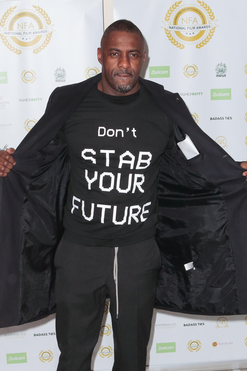 Idris Elba: Die Botschaft auf seinem T-Shirt soll Leben retten (Bild: Splash News)