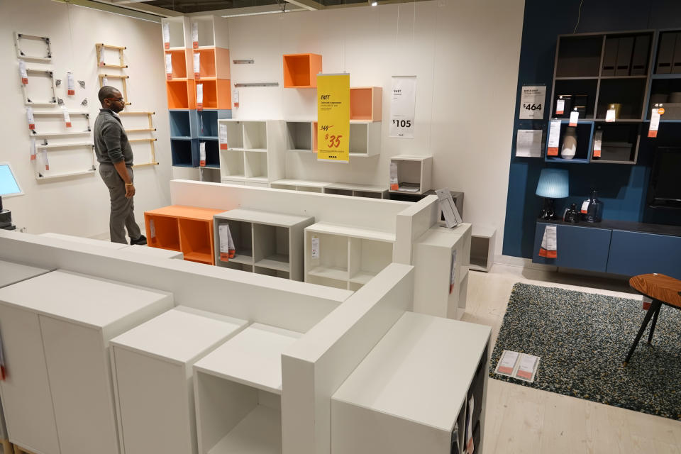 <p>Una de las ventajas de Ikea es que permite diseñar un mueble o una habitación entera desde cero. Esto, además de resultar clave en su éxito, también hace que acabemos comprando más productos para completar la decoración de una determinada estancia. (Foto: Jeffrey Greenberg / Education Images / Universal Images Group / Getty Images).</p> 