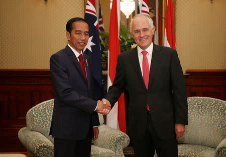 Indonesian President Joko Widodo (L) shakes hands with Australian Prime Minister Malcolm Turnbull at Admiralty House in Sydney, Australia, February 26, 2017. REUTERS/David Moir/Pool