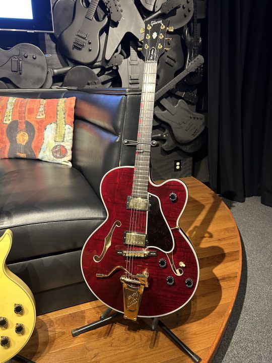 Mark Knopfler’s 1987 Gibson Chet Atkins Country Gentleman Guitar, autographed by Atkins to benefit The King’s Trust (WKRN photo)