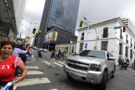 Un vehículo que transportaba a legisladores de la oposición se aleja después de ser atacado por simpatizantes del gobierno mientras iba hacia la Asamblea Nacional en Caracas, Venezuela, el miércoles 15 de enero de 2020. (AP Foto / Matias Delacroix)