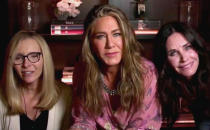 Aniston también lució un estilismo pijamero cuando protagonizó el reencuentro de 'Friends' junto a Lisa Kudrow y Courteney Cox. "Llevamos viviendo juntas desde 1994", bromeó Jennifer. (Foto: ABC)