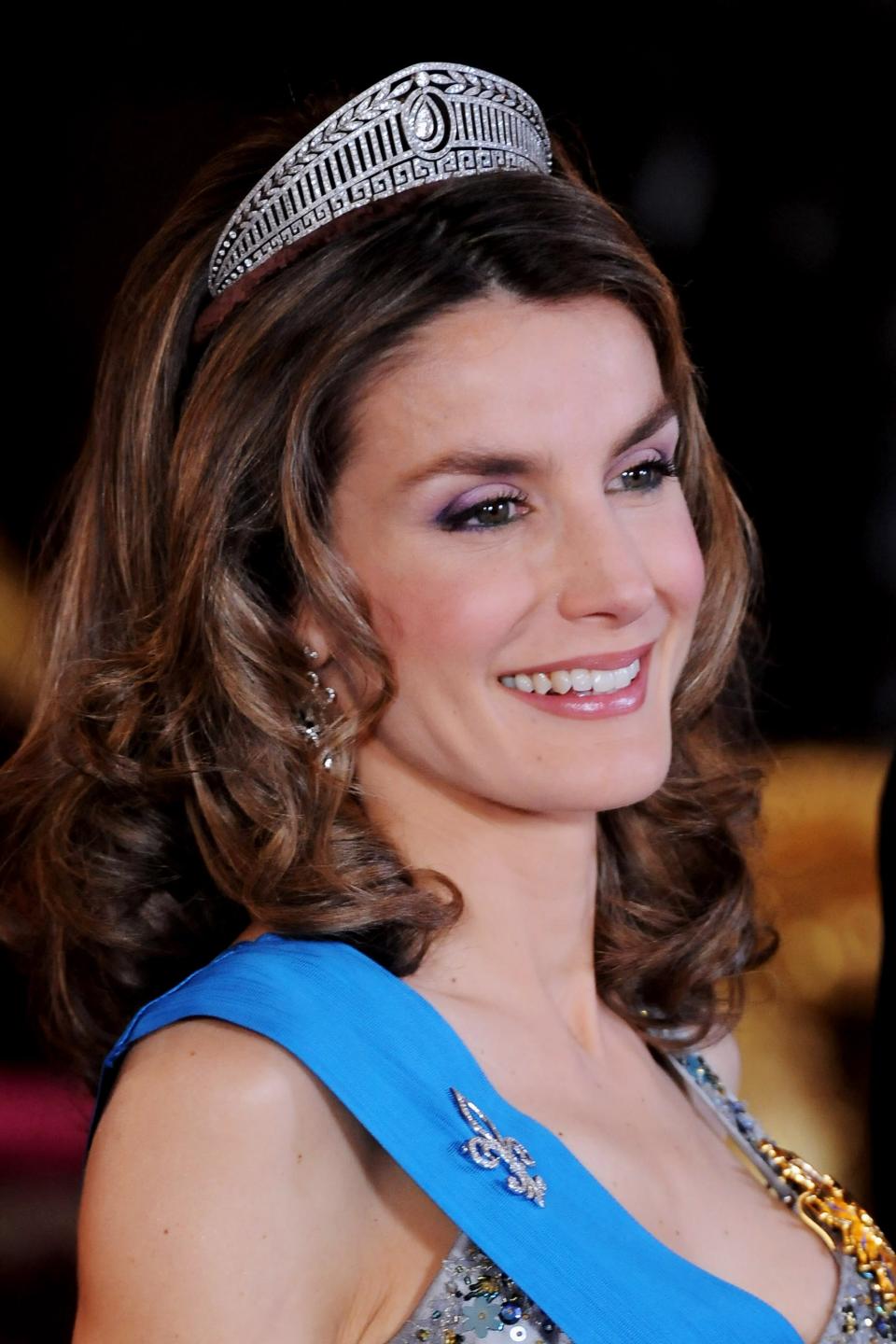 queen letizia of spain tiaras, spanish royalty jewelry MADRID, SPAIN - APRIL 27: Princess Letizia of Spain attends a Gala Dinner honouring the French President Nicolas Sarkozy at the Royal Palace on April 27, 2009 in Madrid, Spain (Photo by Rogelio Pinate-Pool/Getty Images)