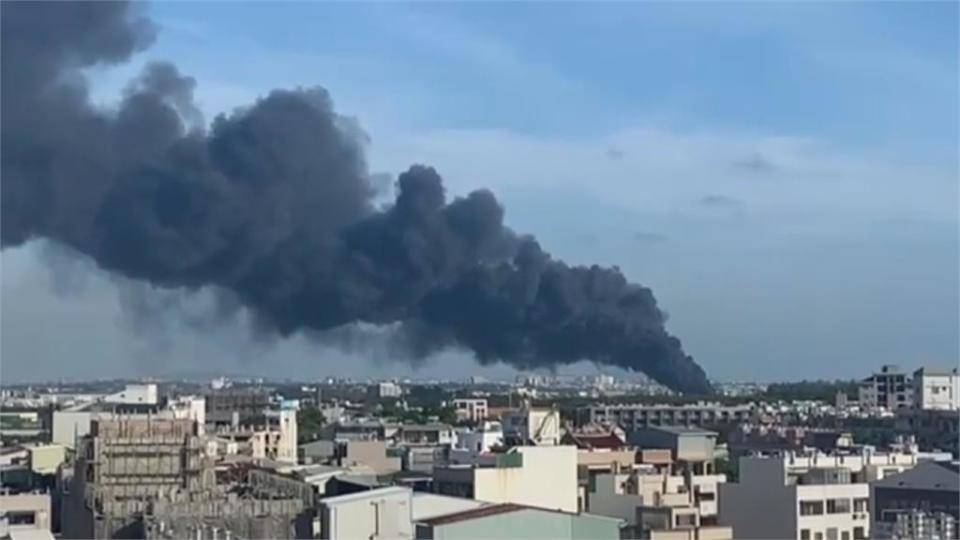 黑煙狂竄！倉庫外塑膠太空包燃燒傳爆炸聲