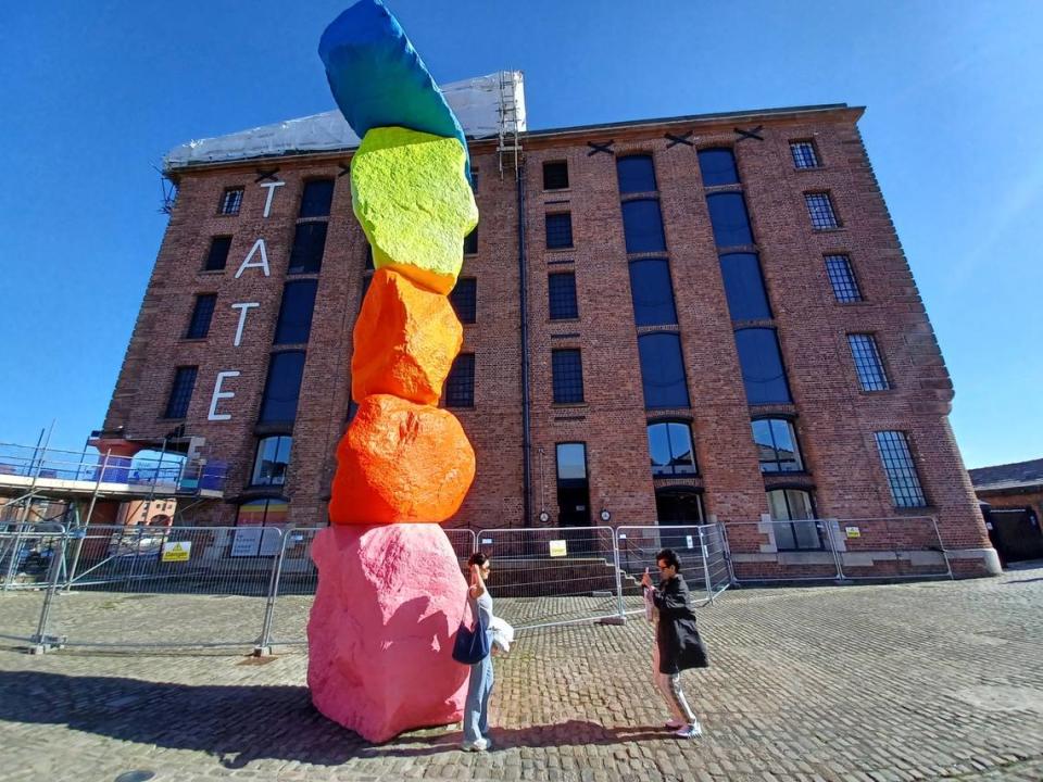 ‘Liverpool Mountain’, obra del artista de renombre internacional Ugo Rondinone, es una importante obra de arte pública para la región de la ciudad frente al Tate Museum.