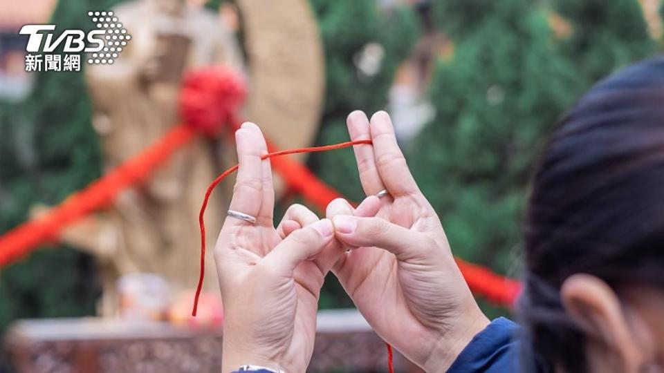 許多單身男女會到月老廟求紅線，盼能求得好姻緣。（示意圖／Shutterstock達志影像）