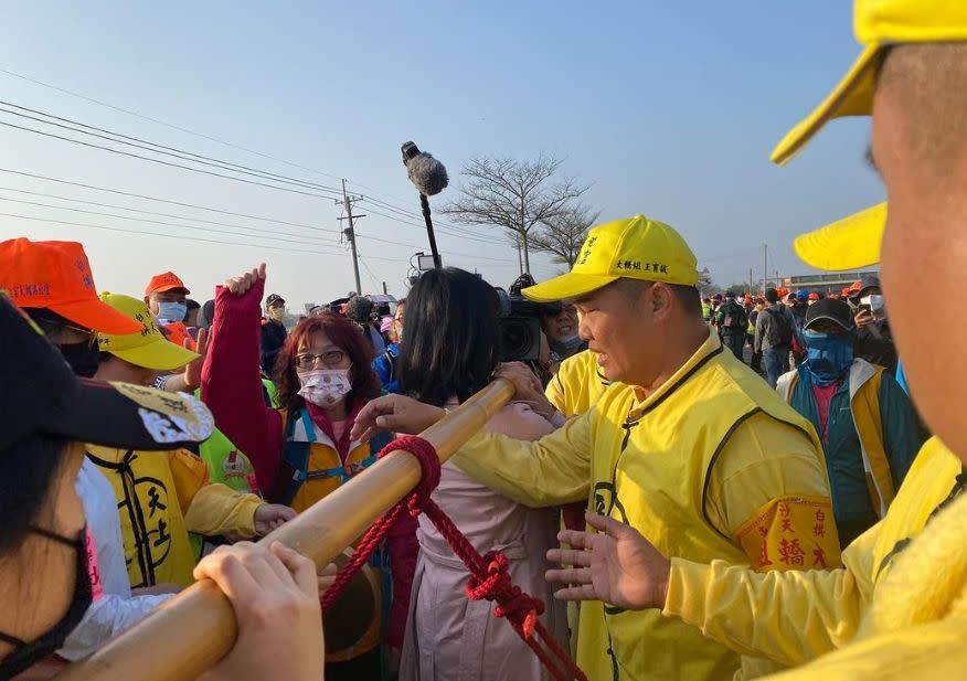 安娜李也幸運的成為扛起粉紅轎跑的香燈腳之一。（翻攝安娜李IG）