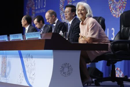 La jefa del Fondo Monetario Internacional (FMI), Christine Lagarde (derecha), sentada por orden junto al presidente del Banco Mundial, Jim Yong Kim; el vicepresidente del Banco Mundial, Jorge Familiar; el ministro de Finanzas de Luxemburgo, Luc Frieden; y el secretario del FMI Jianhai Lin, en el inicio de las reuniones anuales del FMI y del Banco Mundial en Washington, 11 de octubre de 2013. REUTERS/Jonathan Ernst