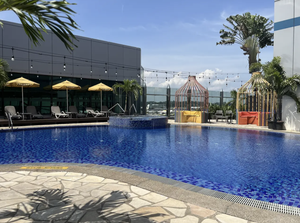 Den Pool auf dem Flughafen Changi besuchte ich auf meinem Rückflug nach New York. - Copyright: Taylor Rains / Getty Images