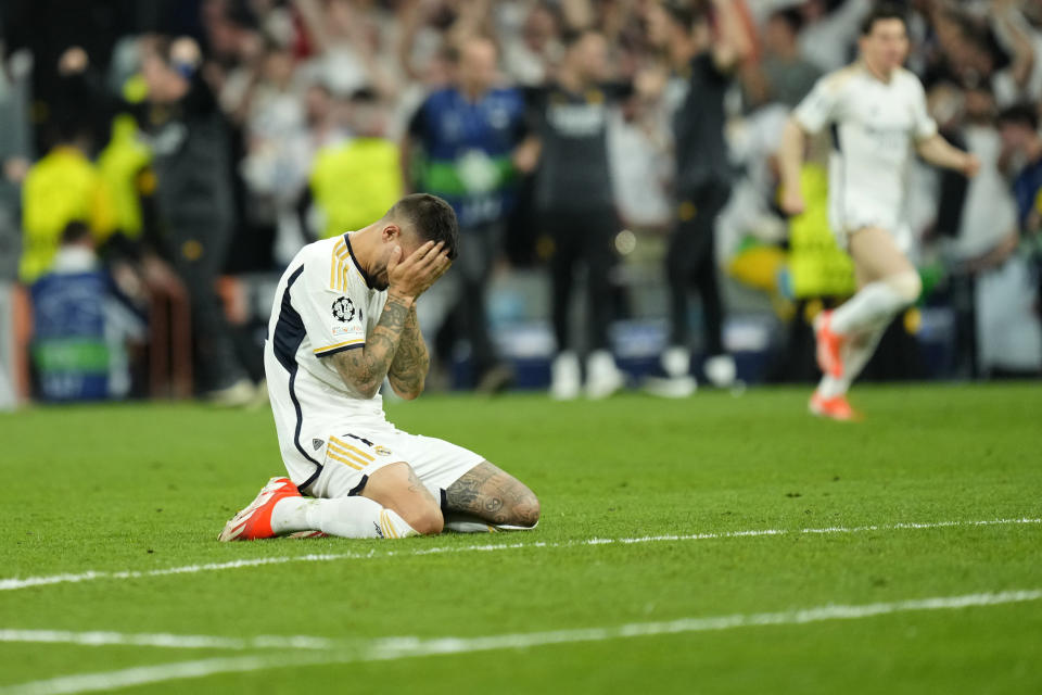 Al finalizar el partido ante el Bayern Múnich, Joselu, delantero del Real Madrid, se arrodiló y no pudo contener el llanto. (AP Foto/Jose Breton)