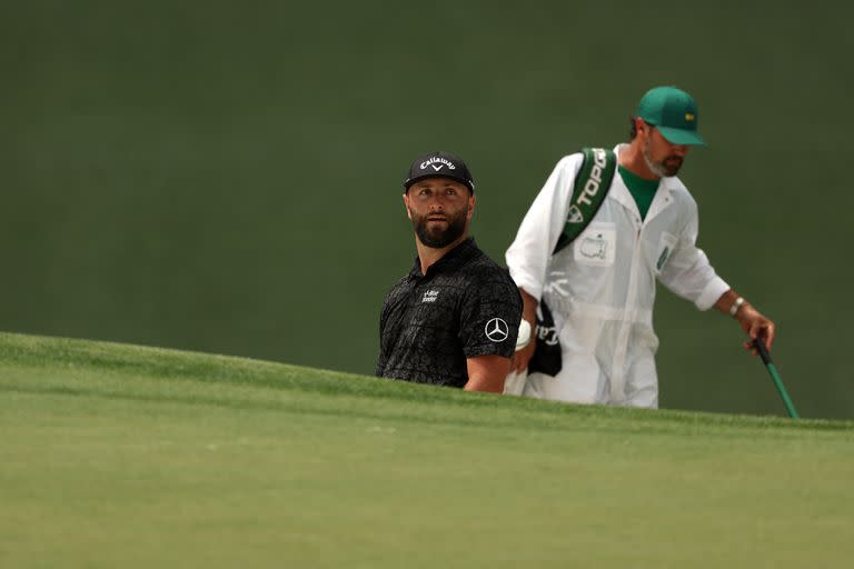 El semblante de Jon Rahm al enterarse en el séptimo green de una de las suspensiones momentáneas del juego por clima; el español había sido primero en la vuelta inicial y no venía bien en la siguiente, pero se recuperaría tras una segunda pausa.