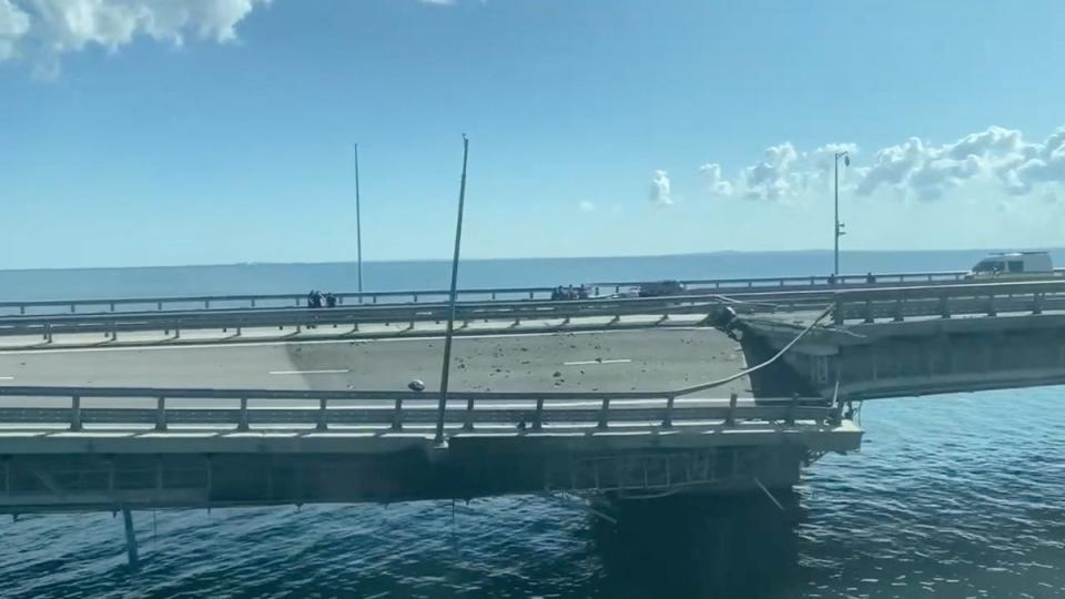 Una vista muestra la sección de una carretera dividida e inclinada hacia un lado luego de un presunto ataque en el Puente de Crimea (vía REUTERS)