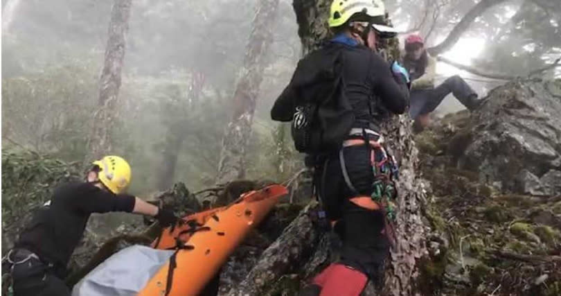 消防人員特將遺體利用繩索架設固定點，再以橫切方式，慢慢的往步道搬移，過程中備極艱辛險象環生。（圖／陳世宗翻攝）