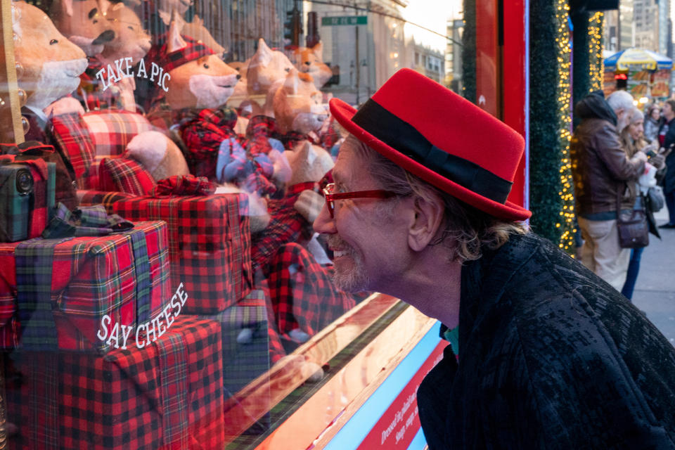 Osoba pózuje na fotografii na interaktivním svátečním okně Macy's v New Yorku, USA, 9. prosince 2022. REUTERS/David 'Dee' Delgado