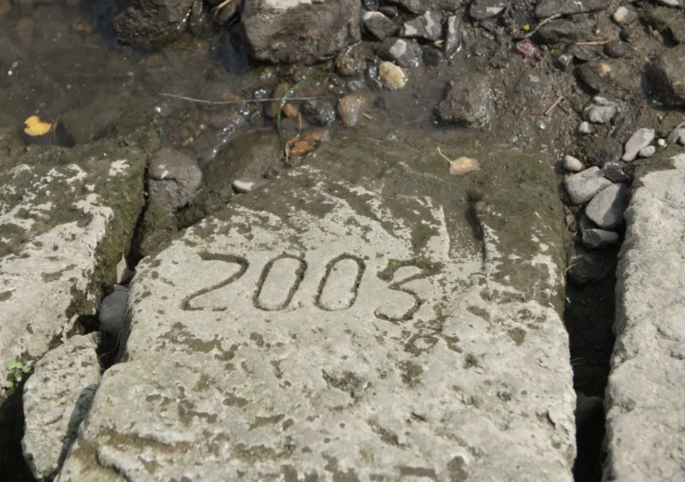 Ein weiterer Stein am Elbufer wurde bei niedrigem Wasserstand im Jahr 2003 markiert. - Copyright: Sebastian Kahnert/picture alliance via Getty Images