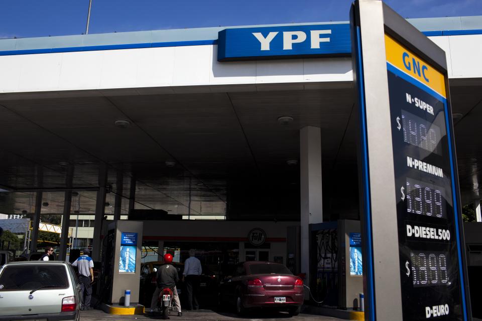 El público llena los tanques de gasolina de sus vehículos en una estación YPF de Buenos Aires, la capital de Argentina, el jueves 12 de abril del 2012. El gobierno español convocó el viernes al embajador de Argentina en España, Carlo Antonio Bettini, para interesarse por los rumores de expropiación de YPF, propiedad de la petrolera española Repsol. (Foto AP/Natacha Pisarenko)