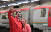 <p>Venezuelas Präsident Nicolás Maduro posiert im Rahmen einer Kundgebung vor Arbeitern des öffentlichen Verkehrs mit seiner Frau Cilia Flores für ein Selfie. Der umstrittene 55-Jährige, der das Land seit 2013 autoritär regiert, tritt in diesem Jahr erneut zur Wahl an. (Bild: Miraflores Palace via Reuters) </p>