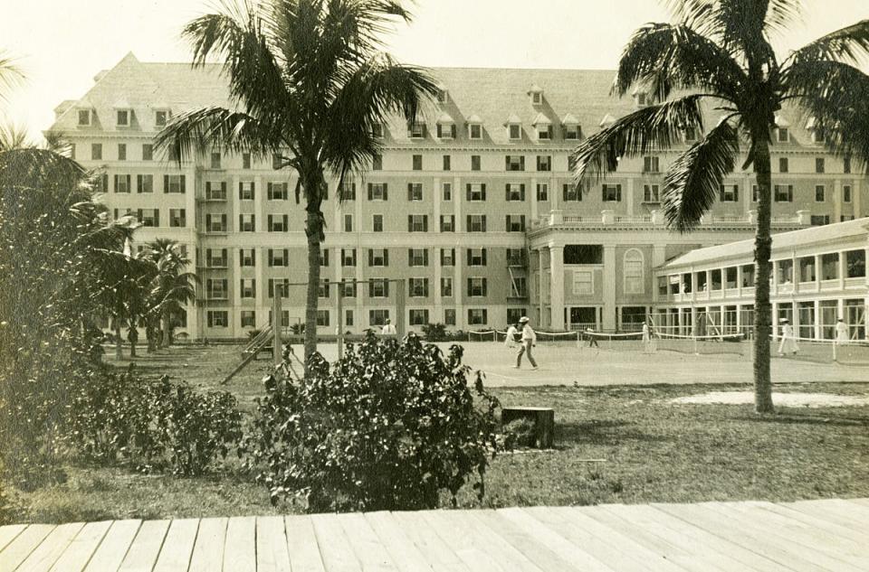 Tennis buffs enjoy play at the Palm Beach Tennis Club at the Hotel Royal Poinciana circa 1907. By 1935, the hotel had been razed.
