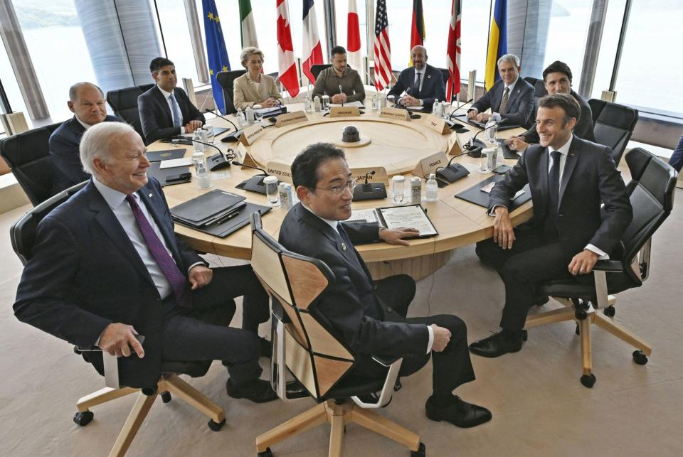 日本首相岸田文雄（中起）、法國總統馬克龍、加拿大總理杜魯道、歐洲理事會主席米歇爾、烏克蘭總統澤倫斯基、歐盟執委會主席馮德萊恩、英國首相蘇納克、德國總理肖爾茨、美國總統拜登等人，21日出席G7廣島峰會討論有關烏克蘭問題的議程。路透社