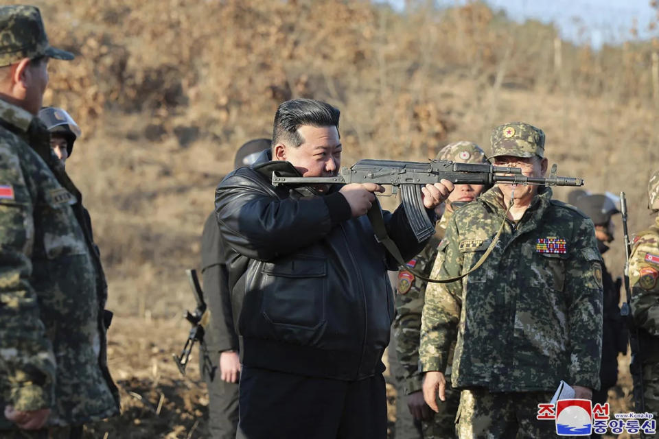 <strong>金正恩提起AK-74突擊步槍，做出瞄準射擊姿勢。（圖／美聯社）</strong>