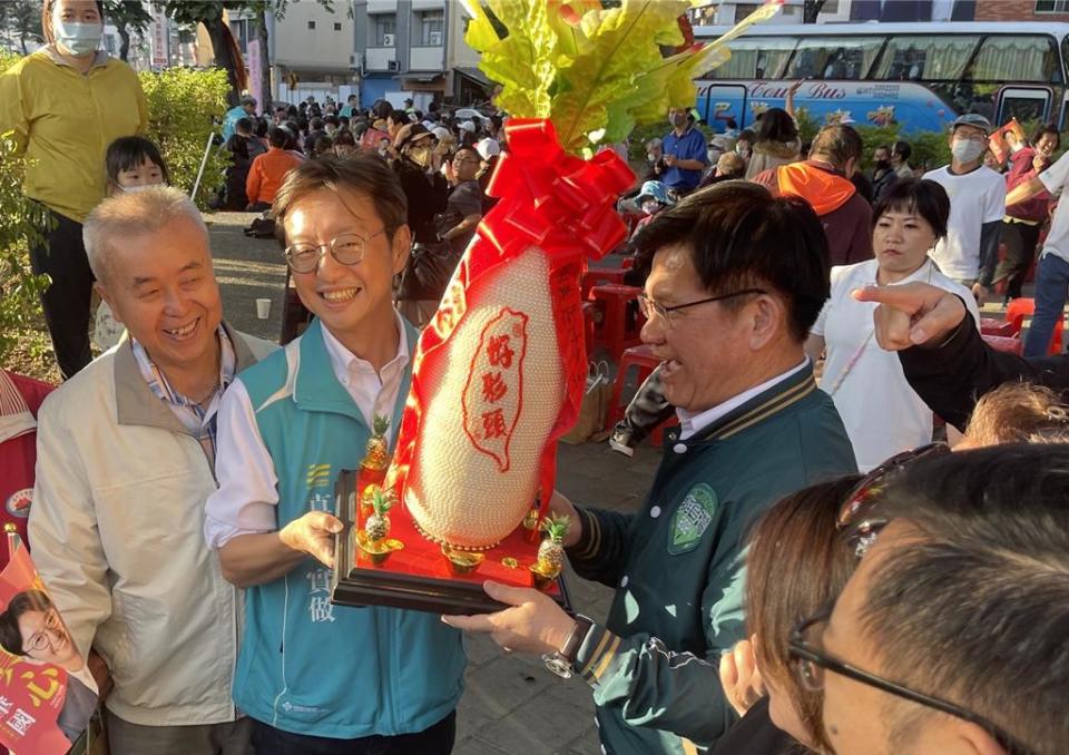 總統府祕書長林佳龍（右前）18日下午參加民進黨台中市第六選區立委候選人江肇國（左二）競總成立大會，針對藍白合因為民調誤差出現歧異，痛批「真的是兒戲」。（王煌忠攝）