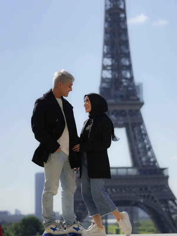 Tampilan romantis Rizky Billar dan Lesti Kejora di Paris, credit: @rizkybillar