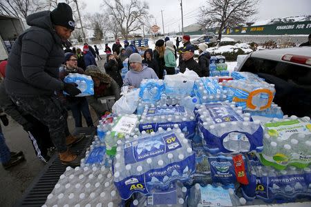 Volunteers distribute bottled water to help combat the effects of the crisis when the city's drinking water became contaminated with dangerously high levels of lead in Flint, Michigan, March 5, 2016. REUTERS/Jim Young