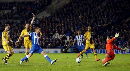 Football Soccer - Brighton & Hove Albion v Fulham - Sky Bet Football League Championship - The American Express Community Stadium - 15/4/16 Brighton’s Steve Sidwell has a shot at goal Mandatory Credit: Action Images / Matthew Childs Livepic