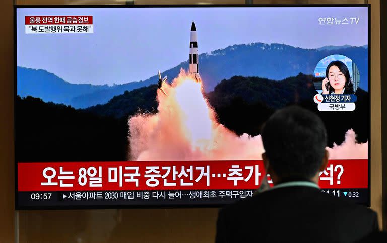 La televisión norcoreana transmite el lanzamiento de misiles realizado ayer