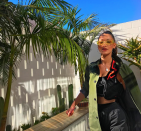 <p>Supermodel Bella Hadid scheint mit der Zeitmaschine in die Vergangenheit gereist zu sein. Die bunte Sonnenbrille kombiniert mit Creolen, Crop Top und Trainingshose ist so 90er. Mehr geht fast nicht. (Bild: Instagram/bellahadid) </p>