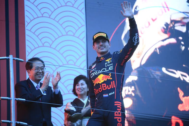 La euforia de 2021 se contrapuso con la calma de 2022: Verstappen celebra tranquilo su segundo título de campeón en el podio de Japón.