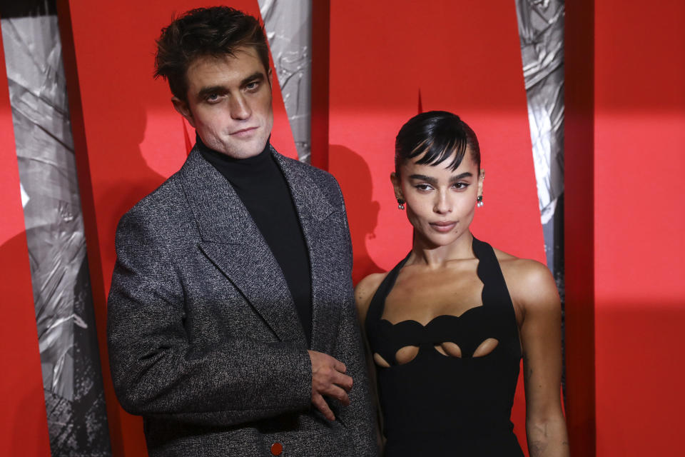 Robert Pattinson, a la izquierda, y Zoe Kravitz posan al llegar a la premiere de "The Batman" en Londres, el miércoles 23 de febrero de 2022. (Foto por Vianney Le Caer/Invision/AP)