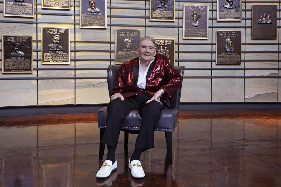 Jerry Lee Lewis posa en el Salón de la Fama de la Música Country tras anunciarse su incorporación como miembro el martes 17 de mayo de 2022 en Nashville, Tennessee. (Foto AP/Mark Humphrey)