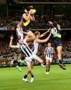 <p>Ben Griffiths von den Richmond Tigers fängt den Ball während eines Spiels in der Australischen Football Liga gegen die Collingwood Magpies in Melbourne. (Bild: Robert Cianflone/Getty Images) </p>