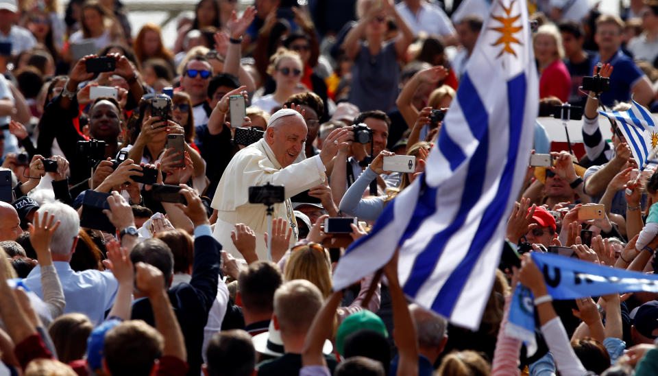 <p>Papst Franziskus begrüßte die Menschenmenge am Petersplatz im Vatikan. Der Mai ist der Marienmonat – die katholische Kirche widmet ihn der Jungfrau Maria. (Bild: Reuters/Stefano Rellandini) </p>