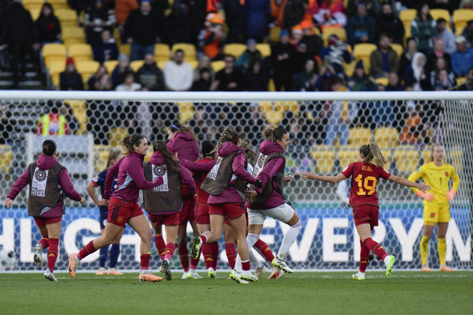 Spain celebrate following their extra time win at the Women's World Cup quarterfinal soccer match against the Netherlands in Wellington, New Zealand, Friday, Aug. 11, 2023. (AP Photo/Alessandra Tarantino)