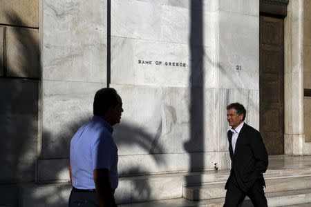 People walk past the headquarters of Bank of Greece in Athens, August 27, 2015. REUTERS/Alkis Konstantinidis