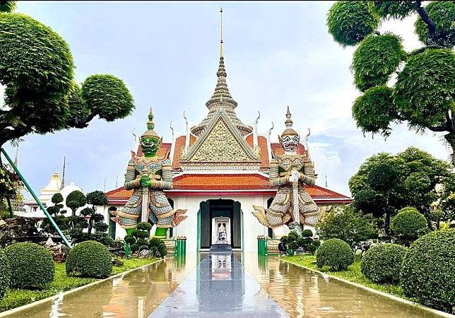 知名景點黎明寺（鄭王廟）也泡在水中（圖片來源：LINEToday）