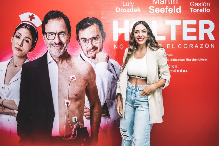 Flopy Tesouro, quién se encuentra vacacionando en el Este con amigos, también dijo presente. La modelo y cantante apostó por un outfit más casual con jeans rotos, top deportivo y blazer 