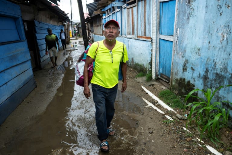 El indígena guna Alberto López camina por una calle inundada de la isla Cartí Sugdupu, en Guna Yala, Panamá, el 3 de junio de 2024 (MARTIN BERNETTI)