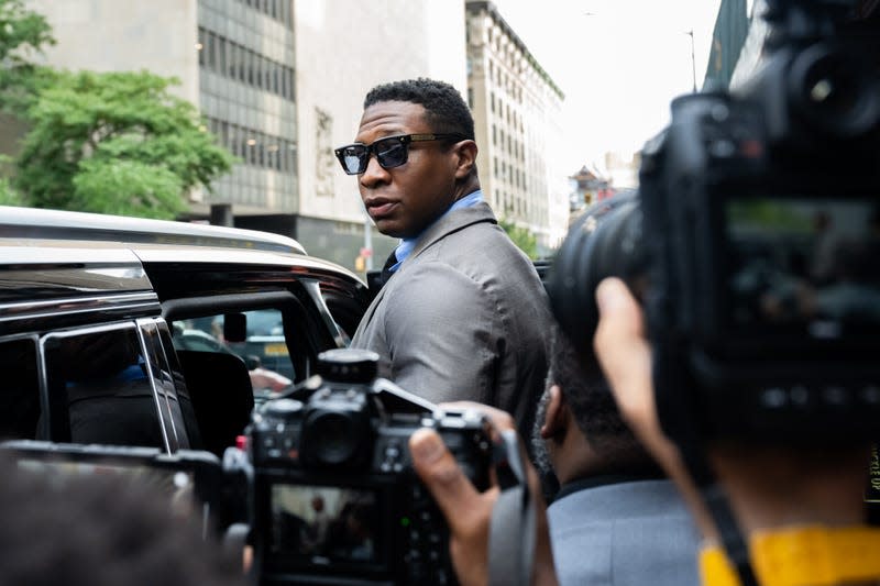 Jonathan Majors, looks backs at media while leaving Manhattan Criminal court after his pre trial hearing on August 03, 2023 in New York City. - Photo: Alexi Rosenfeld (Getty Images)