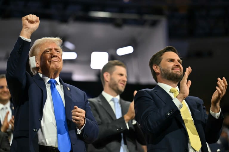 El candidato y expresidente estadounidense Donald Trump (izq.) alza el puño junto al candidato a vicepresidente y senador J.D. Vance durante la Convención Nacional Republicana, en Milwaukee, Wisconsin, el 16 de julio de 2024 (Angela Weiss)