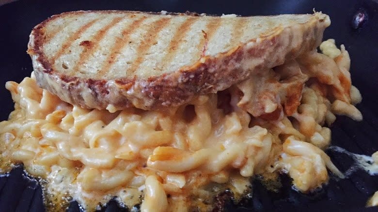 grilled mac and cheese sandwich