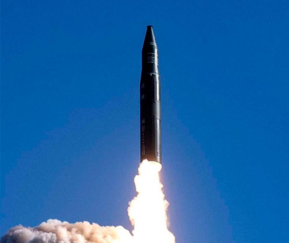 共軍火箭軍25日上午向太平洋海域發射1枚洲際彈道飛彈（ICBM）。（翻攝自中國民兵）