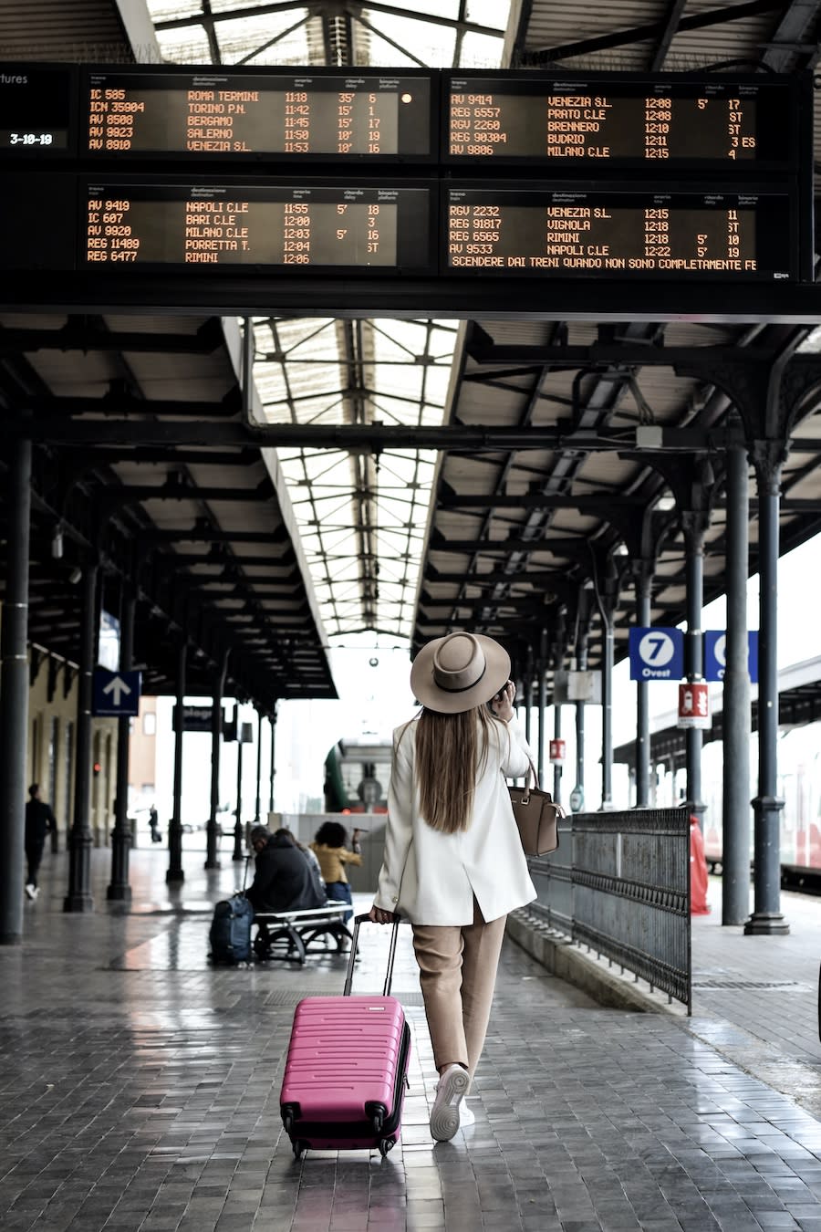 旅遊（Photo Credit: Danijela Prijovic@unsplash.com, License CC0，圖片來源：https://unsplash.com/photos/woman-holding-pink-luggage-6YJXtUrbYA8）