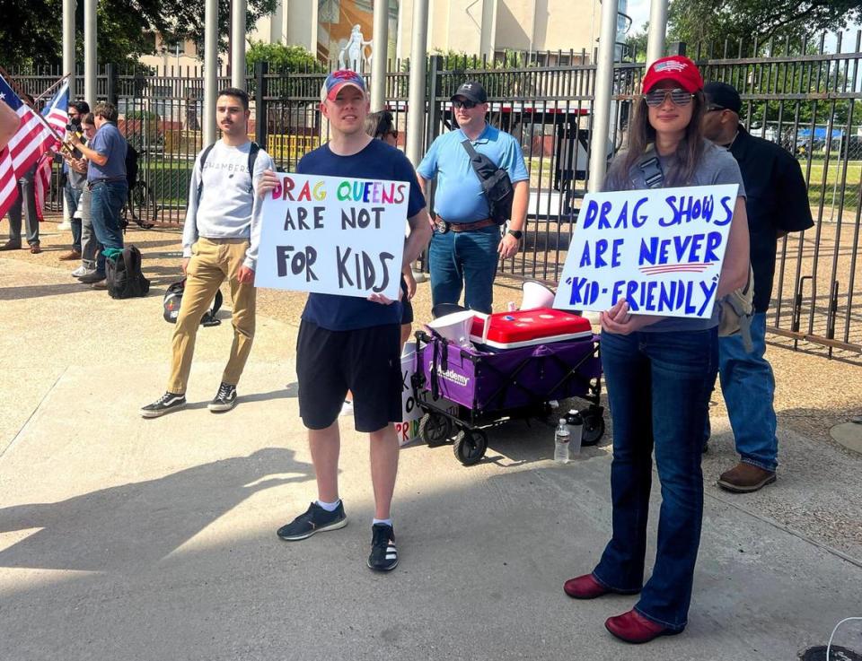 Protect Texas Kids planea protestas en actos como el Dallas Pride, donde personas de todas las edades fueron bienvenidas y drag queens actuaron durante todo el día. La fundadora del grupo dijo que no se opone al drag en sí, pero que no cree que deba permitirse a los niños asistir a eventos de drags.