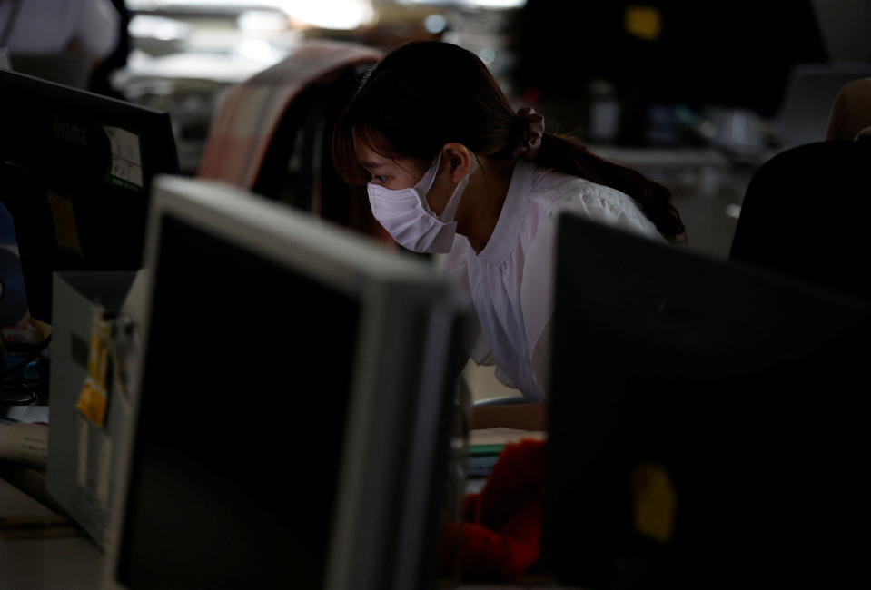 日本熱浪來襲，政府部門為了省電關燈辦公。圖片來源：REUTERS